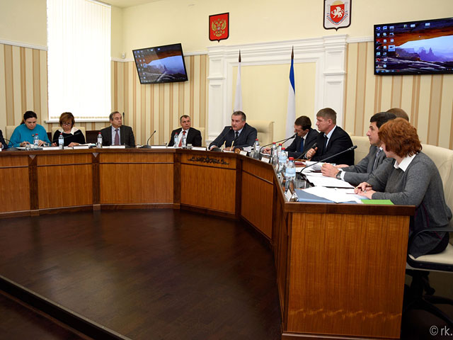 Совет министров Крыма, после присоединения которого ЕС и США ввели санкции против России, установил средний прожиточный минимум на одного человека в III квартале 2014 года на уровне 5786 рублей