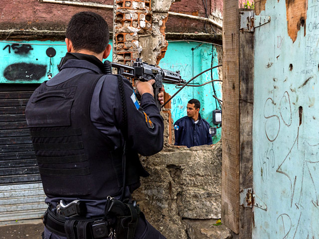 В Бразилии правозащитники обнародовали пугающие цифры применения оружия стражами порядка. За несколько лет полицейскими были убиты более десяти тысяч человек. В среднем, ежедневно от полицейских пуль погибает несколько бразильцев