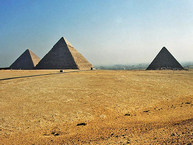 Суд египетского города Гиза приговорил трех граждан Германии и шестерых египтян к пяти годам тюремного заключения за кражу исторических объектов из пирамиды Хеопса
