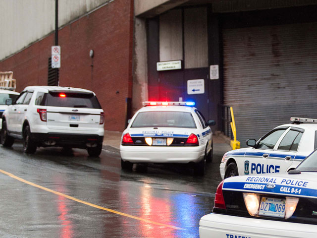 Власти Монреаля направили подготовили жалобу в отношении местных сотрудников полиции. По мнению чиновников, поступления в казну сократились из-за того, что полицейские неохотно штрафуют нарушителей общественного порядка