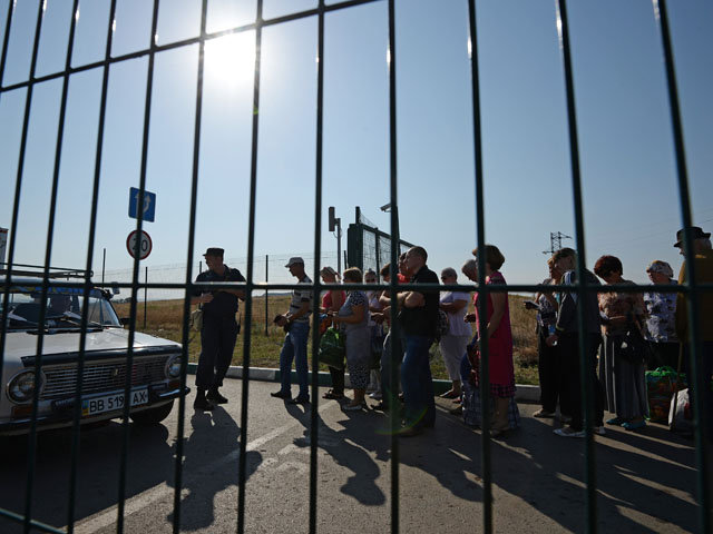 Жители юго-востока Украины на КПП "Донецк" во время прохождения российско-украинской границы