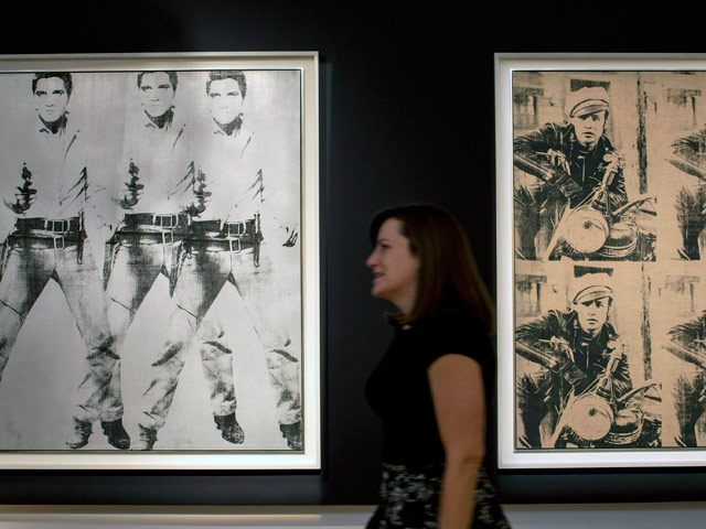 Работы американского художника Энди Уорхола "Тройной Элвис" и "Четыре Марлона" проданы за 151,5 миллиона долларов на вечерних торгах аукционного дома Christie's в Нью-Йорке
