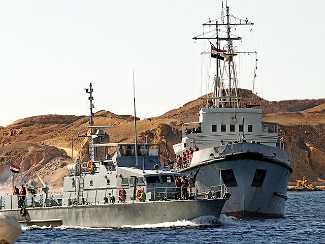 Египетский военный корабль был атакован боевиками в Средиземном море, в 70 километрах от порта Думъят, сообщает The Telegraph. Власти страны расценили произошедшее как теракт