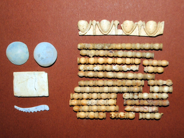 Греческие археологи обнаружили каменную нишу со скелетом, по всей видимости, знатного человека, похороненного в огромной гробнице времен Александра Македонского на развалинах древнего города Амфиполис (Амфиполь) на севере страны
