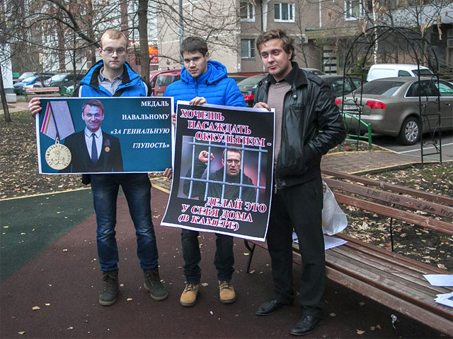 В четверг активисты Христианского правозащитного центра совместно с православным молодежным движением "Георгиевцы!" начали анонсированную ими ранее акцию - пикет возле дома оппозиционера Алексея Навального в Москве, где он находится под домашним арестом