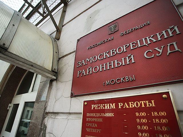 Судья выдала постановление о приводе, однако в нем указан адрес московской квартиры свидетельницы, так как далее юрисдикция службы судебных приставов не распространяется.