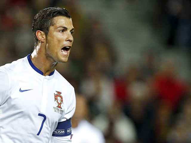 Нападающий сборной Португалии по футболу Криштиану Роналду побил рекорд по количеству голов в матчах чемпионата Европы (квалификация и финальные турниры)