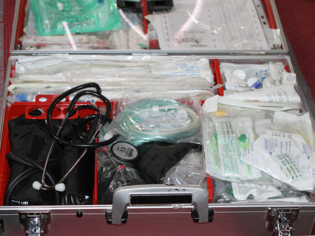 Чемодан с лекарствами в самолете, предназначенном для перевозки инфицированных лихорадкой Эбола