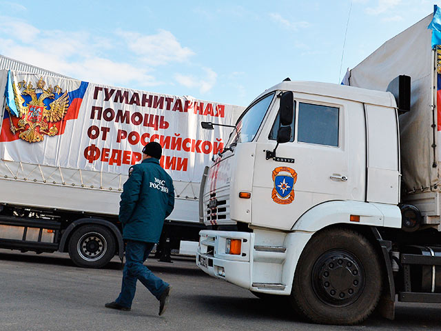 Колонна состоит более чем из 70 машин, которые доставят в Донецк и Луганск более 450 т груза - электротехническое оборудование и комплектующие, стройматериалы, а также ГСМ, утверждают в МЧС.