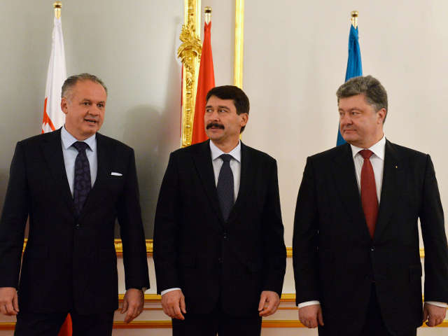 Порошенко сообщил, что Украина получила гарантии того, что словацкая сторона обеспечит поставки реверсного газа.
