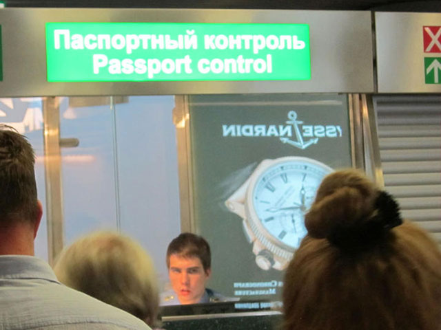 Россияне вынуждены отказываться от загранпоездок в отпуск - впервые за несколько лел