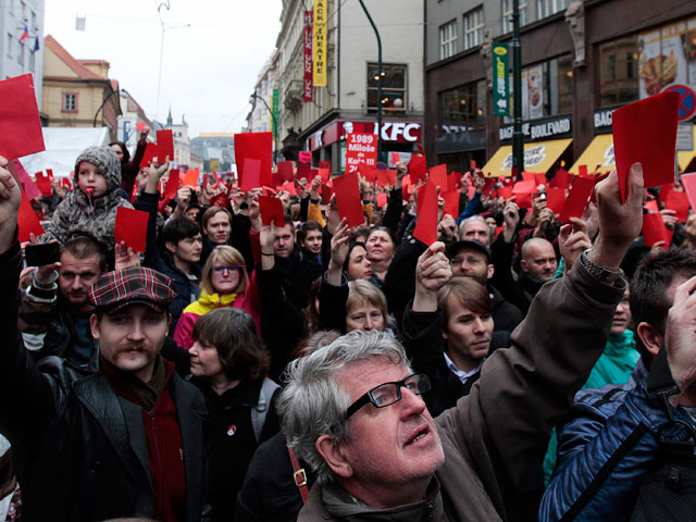 Не менее 2500 человек собрались на митинге в Праге и держали в руках красные карточки, тем самым подразумевая отставку президента Чехии