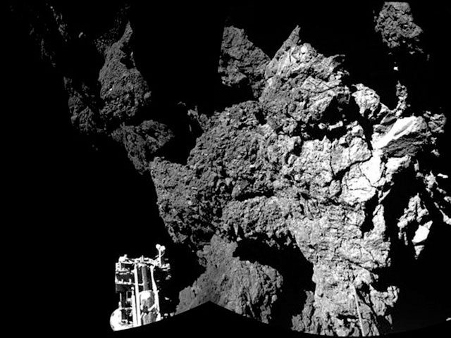 Зонд Philae, исследующий комету Чурюмова-Герасименко, обнаружил на ее поверхности молекулы органических соединений, которые могли участвовать в возникновении жизни