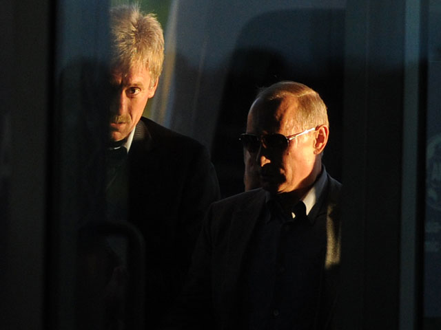 Президент России Владимир Путин (справа) и его пресс-секретарь Дмитрий Песков во время посещения Международного пресс-центра саммита АТЭС-2012 во Владивостоке