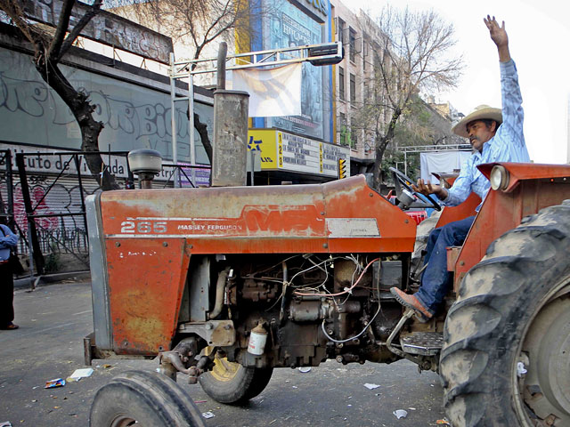 В Мексике фермеры во время акции протеста заблокировали автобус с российскими туристами