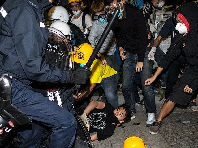 В ночь на среду, 19 ноября, ожесточенные столкновения демонстрантов с полицией произошли у правительственного комплекса в Гонконге