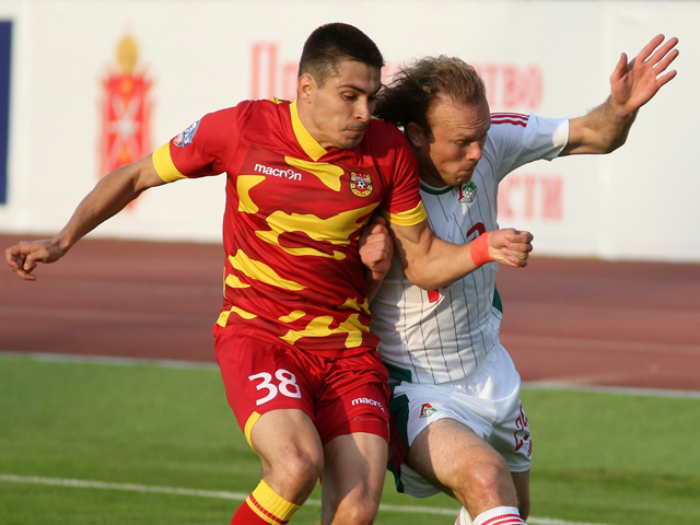Нападающий тульского "Арсенала" Артур Малоян требовал автомобиль Porshe за согласие выступать за сборную Армении по футболу.