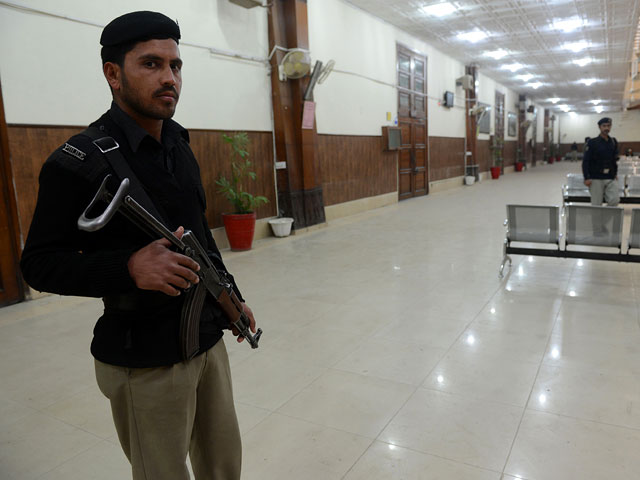 В Пакистане приговорены к казни родственники беременной женщины, которую забили насмерть возле здания суда
