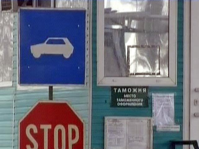  За прошедшую неделю границу с Донецкой и Луганской областями, контролируемыми сепаратистами, пересекали 6874 человек в день. Среди них были и люди, одетые в военную форму