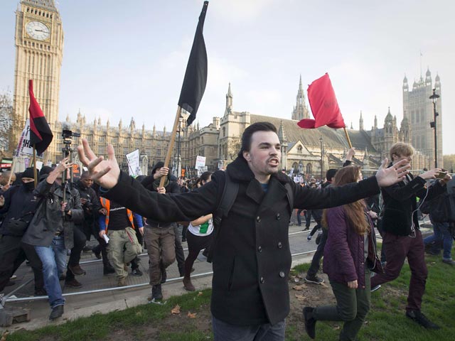Сотни британских студентов устроили акцию протеста у здания парламента в Лондоне, выступив против высокой платы за обучение, которая в некоторых вузах достигает девяти тысяч фунтов за семестр
