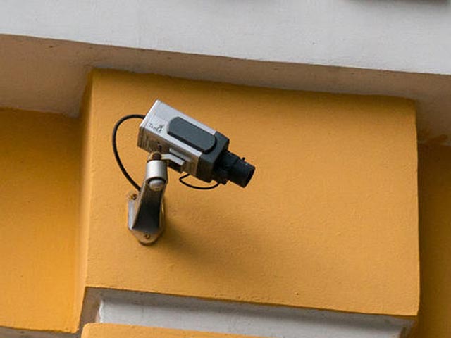 Хакеры взламывают системы управления видеокамерами наружного наблюдения Британии и через российский сайт показывают изображения с сотен объектов - гостиных, спален, садов и на подъезде к домам по всей стране