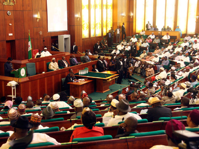 Из-за потасовки оппозиции с полицией председатель Сената Нигерии Дэвид Марк закрыл сессию Национального собрания до 25 ноября, отложив обсуждение законопроекта о продлении чрезвычайного положения в трех штатах