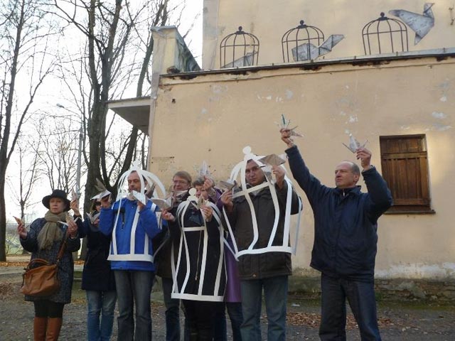 Белорусских журналистов обвинили в проведении несанкционированной акции после того, как они провели фотосессию на фоне стены с граффити