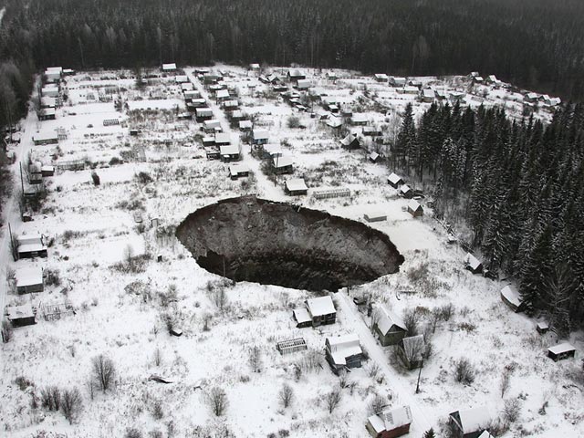 В Соликамске провал грунта оказался "огромной воронкой". Часть дачного кооператива "Ключики" ушла под землю