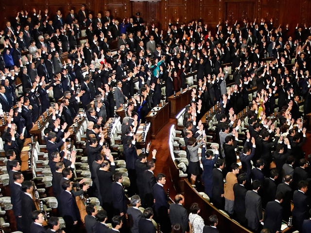 Правительство Японии с согласия императора распустило нижнюю палату парламента и назначило назначило досрочные выборы в этот ключевой орган власти на 14 декабря