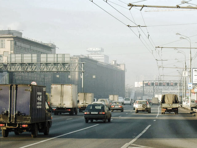 Неприятный запах гари, появившийся в Москве вечером 20 ноября, остается до сих пор. По данным "Мосэкомониторинга", в пятницу, 21 числа, максимальные разовые нормативы по оксиду азота в Москве превышены примерно в два с половиной раза