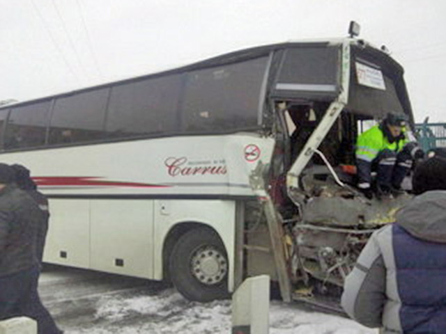 В Красноярском крае поезд столкнулся с автобусом: по данным ГИБДД, пострадали 12 человек. ЧП произошло на 9-м километре трассы Канск - Тасеево: по неясной причине, автобус выехал на регулируемый переезд, когда там работал красный сигнал светофора
