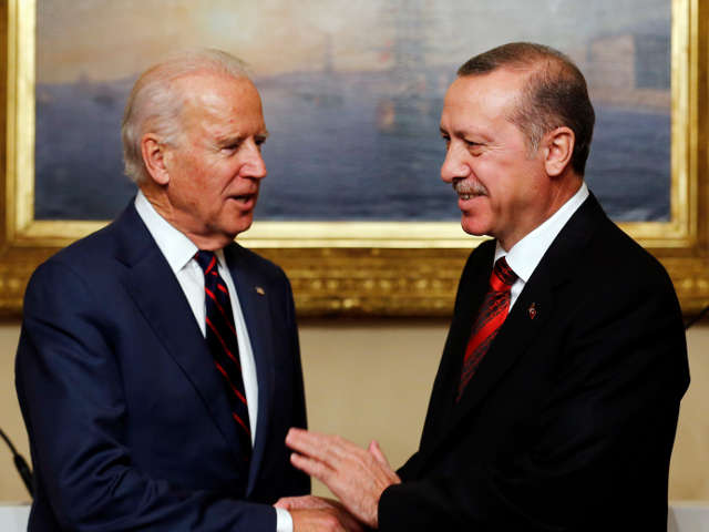 США выделят 135 миллионов долларов для помощи сирийским беженцам. Эрдоган повторил, что Турция будет помогать США бороться с "Исламским государством" только в случае, если Вашингтон будет уделять больше внимания вопросу свержения режима сирийского президе