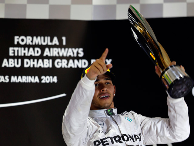 Пилот "Мерседеса" Льюис Хэмилтон стал победителем последнего этапа чезона-2014 "Формулы-1" - Гран-при Абу-Даби