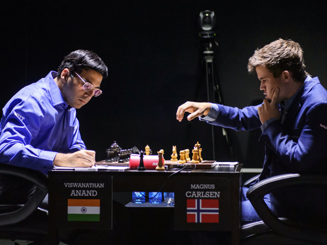 Норвежец Магнус Карлсен защитил титул чемпиона мира по шахматам. В одиннадцатой партии проходившего в Сочи матча он белыми фигурами обыграл претендента на титул индийца Вишванатана Ананда