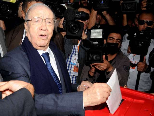 Бывший премьер-министр страны Бежи Каид эс-Себси, глава победившей на парламентских выбрах светской партии "Нидаа Тунис".