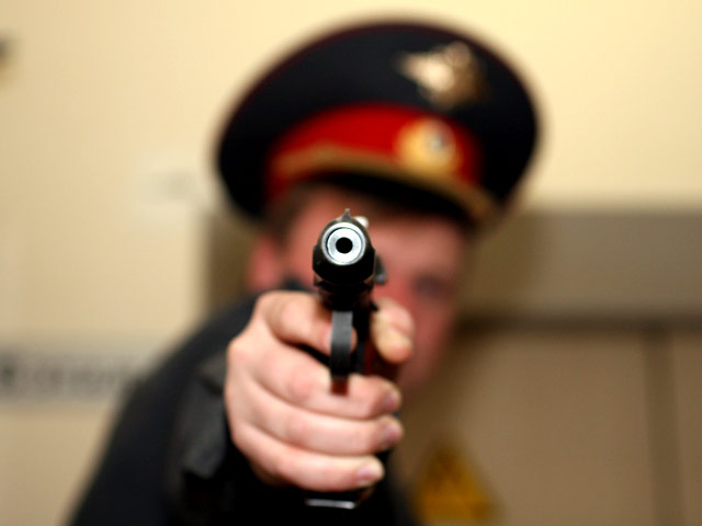 В Московской области возбуждено уголовное дело в отношении стража порядка, который на допросе ранил из пистолета задержанного. Перед этим полицейский избивал мужчину, требуя от гражданина, чтобы он сознался в краже
