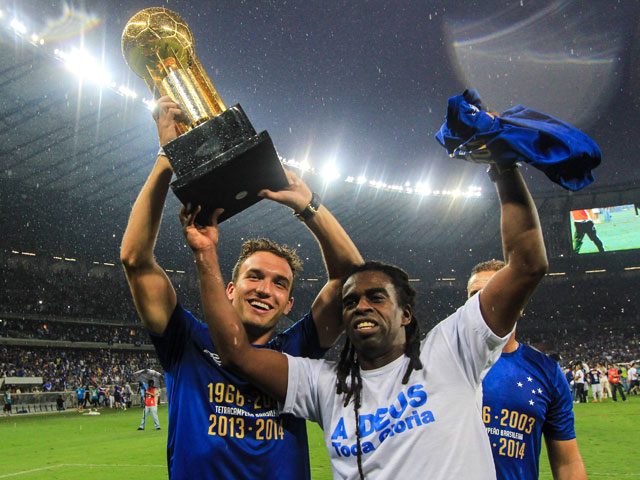 Клуб "Крузейро" стал четырехкратным чемпионом Бразилии по футболу
