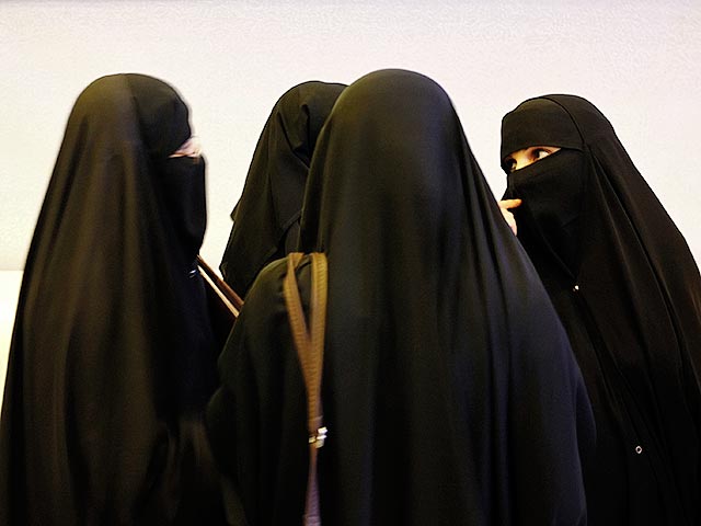 В Саудовской Аравии возникла общественная дискуссия по поводу допустимости присутствия женщин в кафе и ресторанах без сопровождения мужчин