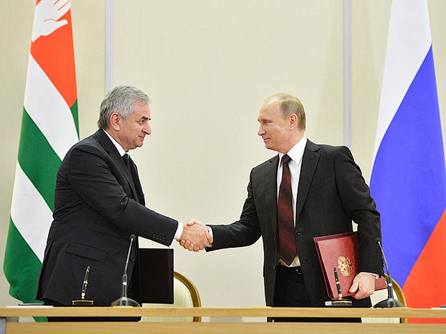 Абхазия и Россия подписали договор о союзничестве и стратегическом партнерстве, который выведет непризнанную республику в "новую фазу"