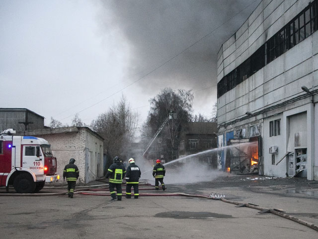 Сначала загорелся экспериментальный завод на Перовской улице в районе станций метро "Шоссе Энтузиастов" и "Перово" на востоке столицы