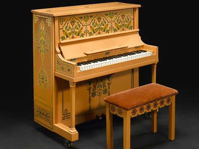 Пианино из знаменитого американского фильма 1942 года "Касабланка" продано в понедельник на торгах аукционного дома Bonhams в Нью-Йорке за 2,9 млн долларов