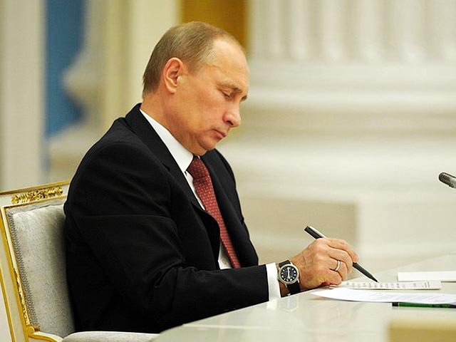 Президент России Владимир Путин подписал так называемый антиофшорный закон, который обязывает налогоплательщиков сообщать об участии в иностранных компаниях