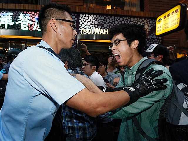 Попытки полиции Гонконга разобрать баррикады в округе Монконг, где с сентября не прекращается акция за демократические выборы, привела к беспорядкам