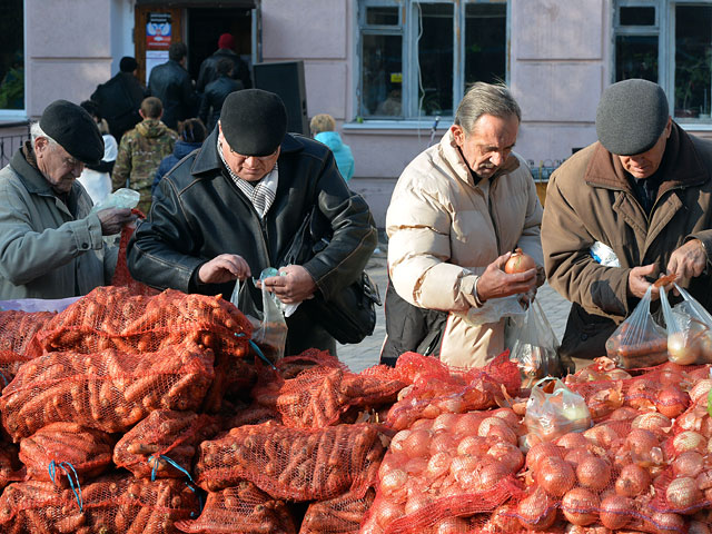 Жители Донецка на социальной продуктовой ярмарке, 2 ноября 2014 года