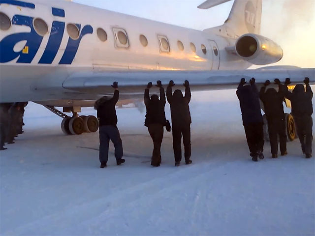 Пассажиры в аэропорту Игарки подтолкнули примерзший самолет. Но прокуратура юмора не оценила