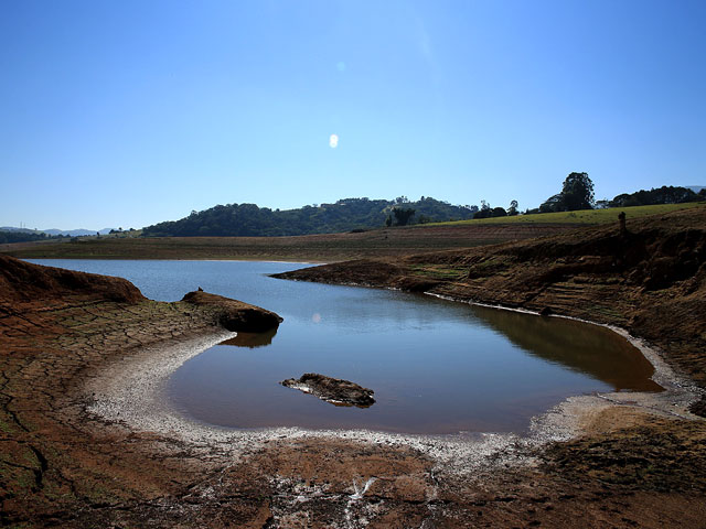 Уровень воды в водохранилище Жагуари упал до самого низкого за всю историю Бразилии уровня: линейки со шкалой глубины торчат из сухой земли
