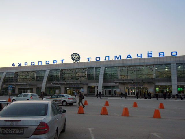 Самолет, выполнявший рейс Иркутск-Москва, совершил вынужденную посадку в Новосибирске, чтобы высадить авиадебоширов