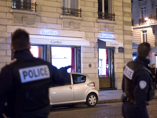 Французские полицейские обезвредили двух преступников, вооруженных автоматом, которые ограбили салон ювелирного дома Cartier. При попытке скрыться грабители взяли двух заложников и пытались спрятаться в парикмахерской