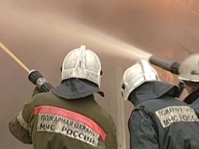 В поселке Парфино Новгородской области сотрудники службы противопожарной охраны больше недели не могут справиться с тлеющими отходами местного фанерного комбината