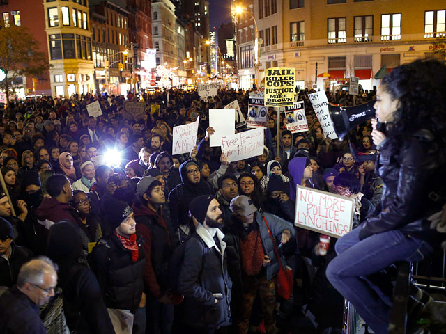 Бывшие участники российской панк-группы Pussy Riot оказались в центре скандала в США из-за участия в Нью-Йорке в акциях протеста против полицейского произвола (поводом стало убийство полицейским чернокожего юноши в Фергюсоне)